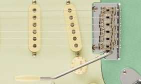 American Professional II Stratocaster® 左手 2-POINT TREMOLO WITH COLD-ROLLED STEEL BLOCK