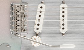 H.E.R. Stratocaster® VINTAGE-STYLE SYNCHRONIZED TREMOLO