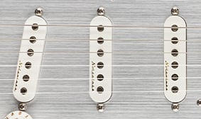 H.E.R. Stratocaster® FENDER VINTAGE NOISELESS™ PICKUPS