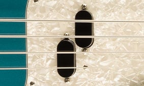 Vintera® II '70s Competition Mustang® Bass VINTAGE-STYLE '70S SPLIT-COIL PICKUP