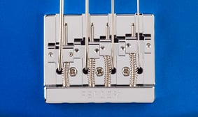 American Ultra II Precision Bass® VERSTELBARE HIMASS-BRUG MET SNAREN DOOR DE BODY OF DOOR DE BRUG EN LUXE CONISCHE STEMMECHANIEKEN