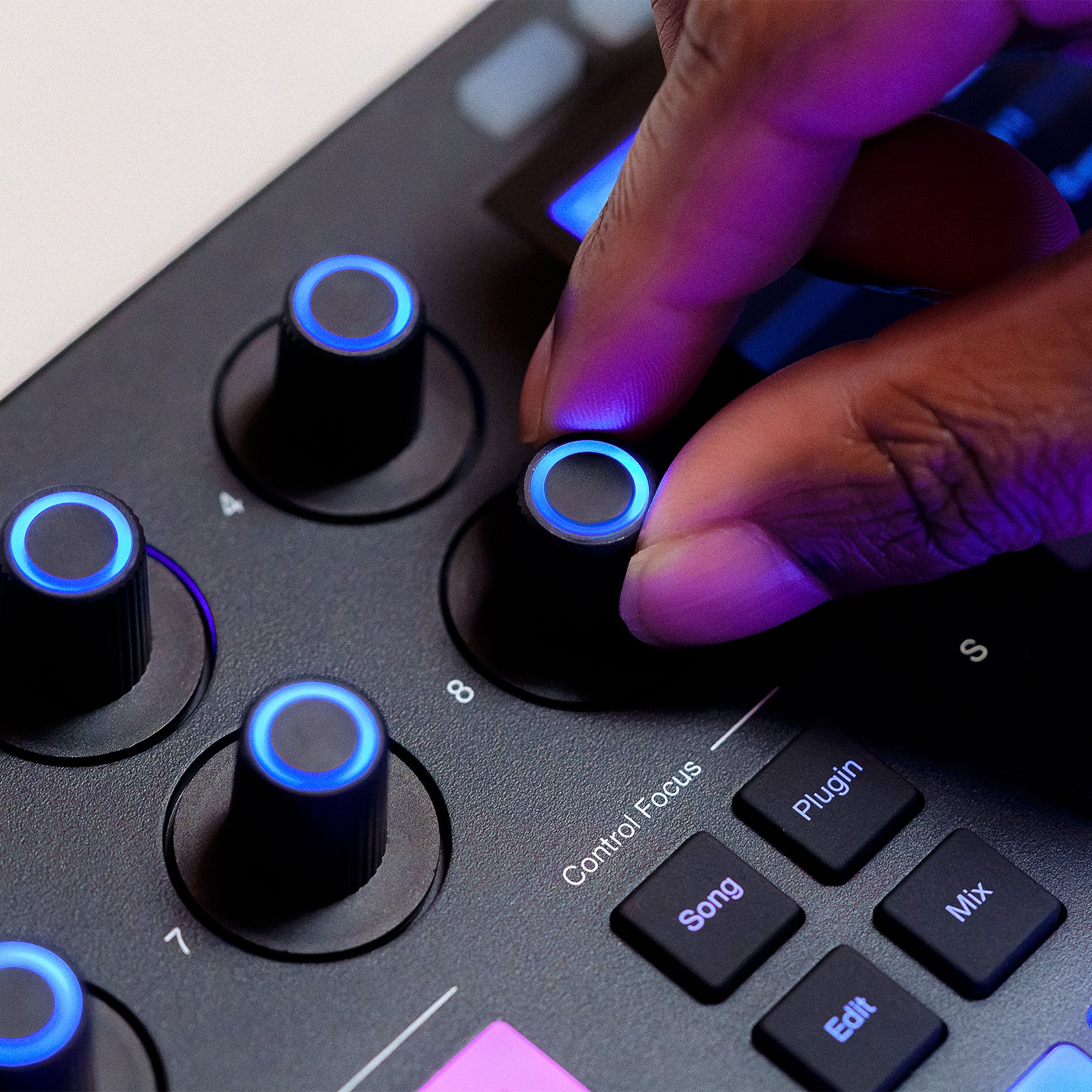 Motion 32 8 TOUCH + ILLUMINATION KNOBS